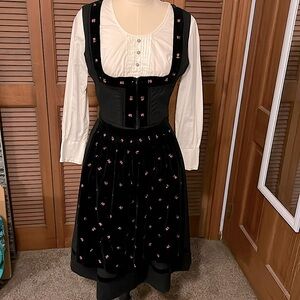 Vintage Dirndl size 6 black with velvet Oktoberfest